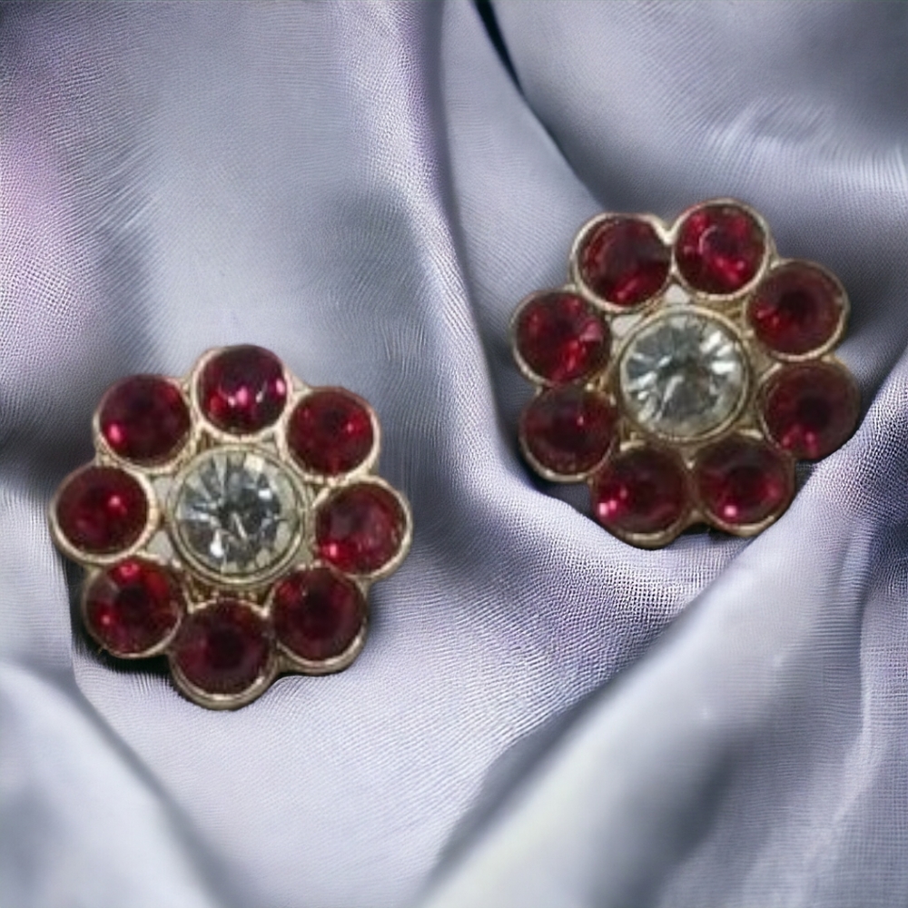 Vintage Red and Clear Rhinestone Flower goldtone clip on earrings, - Picture 4 of 5